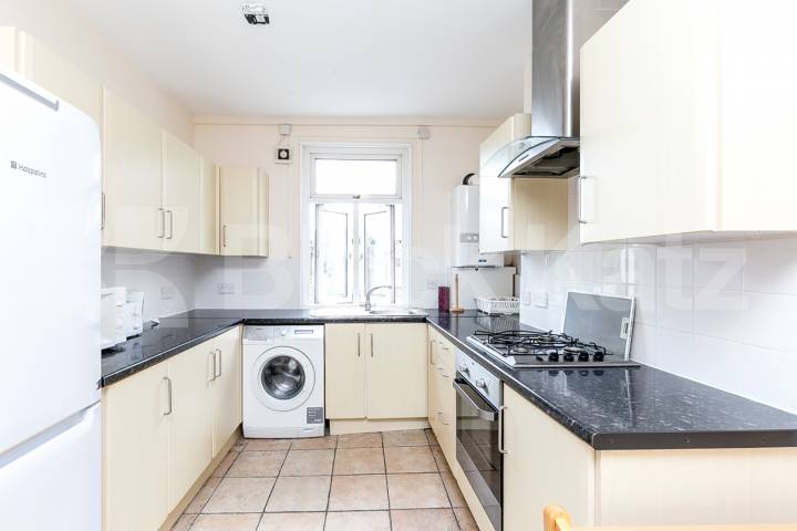 Top floor 3 bedroom apartment located within easy reach of local amenities  Annette Road, Holloway